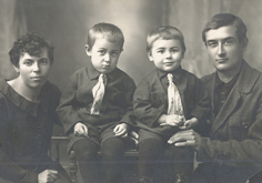 Ольга Николаевна, Виктор, Юрий и Петр Алексеевич Каневские-9 января 1928г.